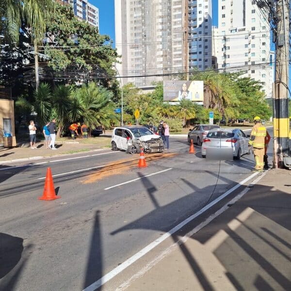 Motorista bate em poste e deixa parte de Águas Claras sem energia