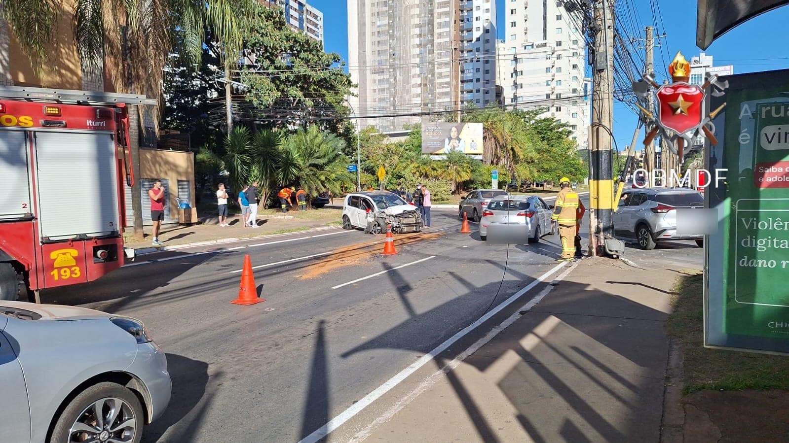 Motorista bate em poste e deixa parte de Águas Claras sem energia